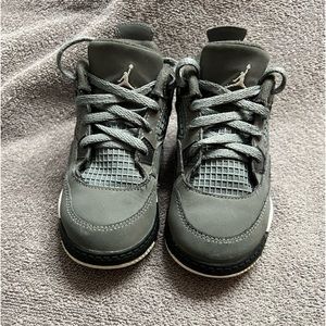 Size 9c Jordan 4’s